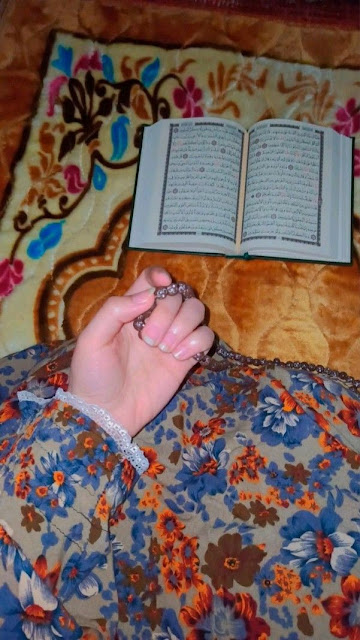 خلفيات 4k صور للكمبيوتر والجوال Wallpapers - خلفيات بنات تدعي 4k فخمة للبنات تدعو على سجادة الصلاة وتمسك بالمصحف تَقَرَّأَ القرآن الكريم