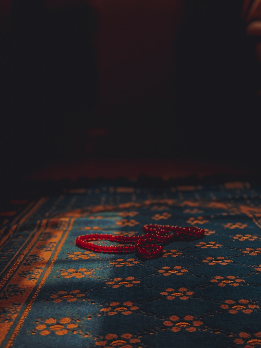 a red string laying on top of a blue rug