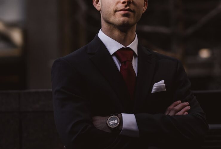 man wearing black notched lapel suit jacket in focus photography